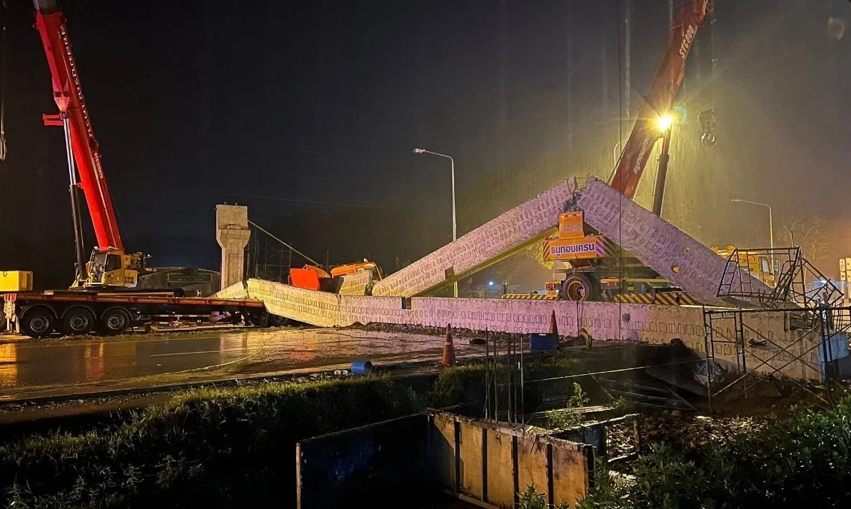 泰国兴建中的天桥坍塌