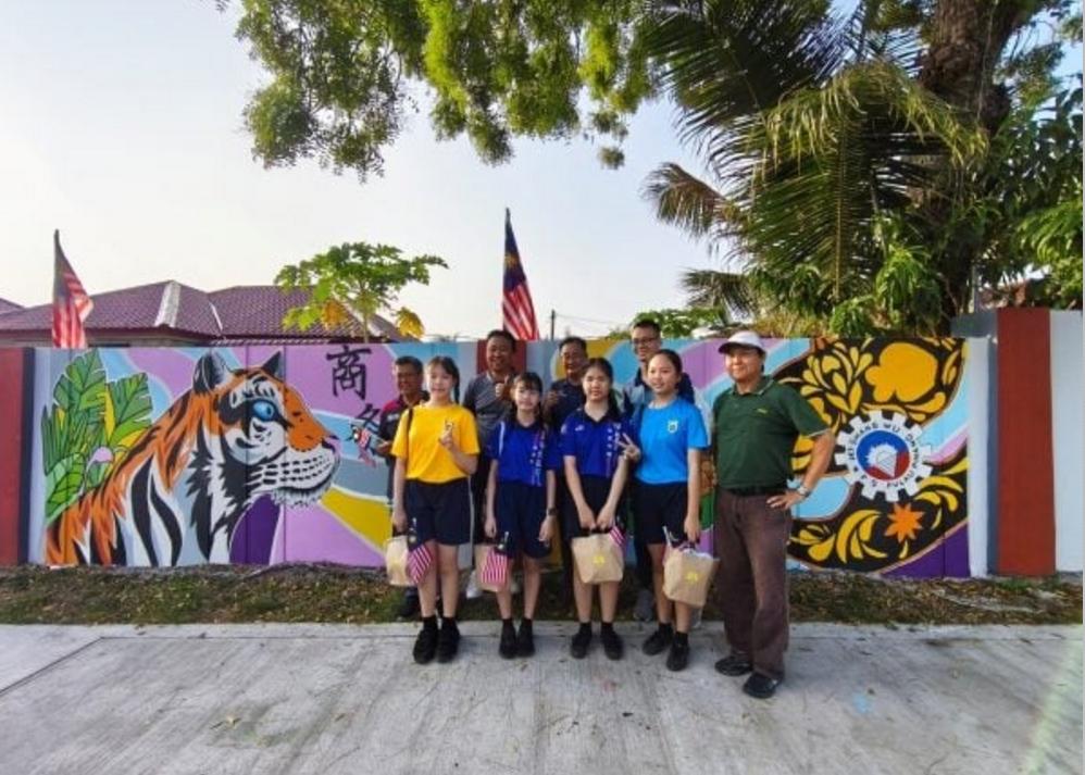 商务小学的10名学生负责2幅壁画近完工