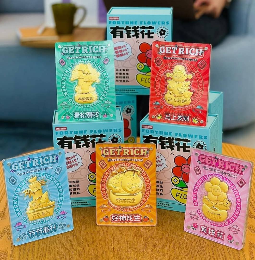 “有钱花”系列的盲盒，外形萌系、色彩缤纷，里面藏着999金的精致金章。