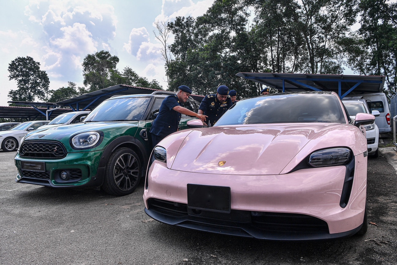 数辆豪车因路税与保险逾期失效而遭扣押,现暂存于森美兰陆路交通局的储车场。