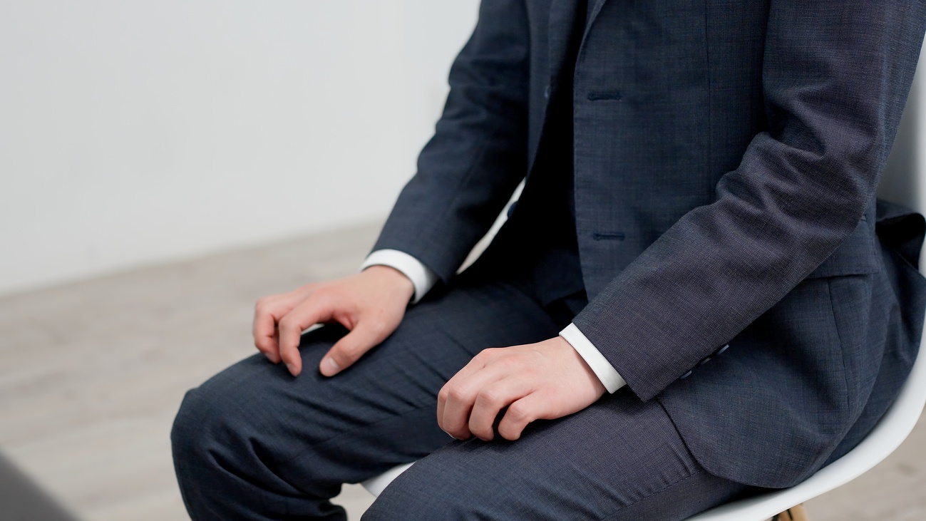 “坐”绝对不只坐着那么简单,特别是在公众场合或是镜头前,小小的坐姿细节都会被放大,进而影响别人对你的观感。