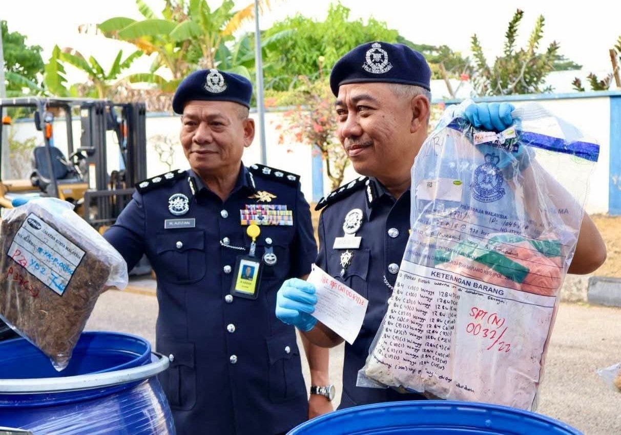 莫哈末阿尔威向媒体展示所充公毒品。