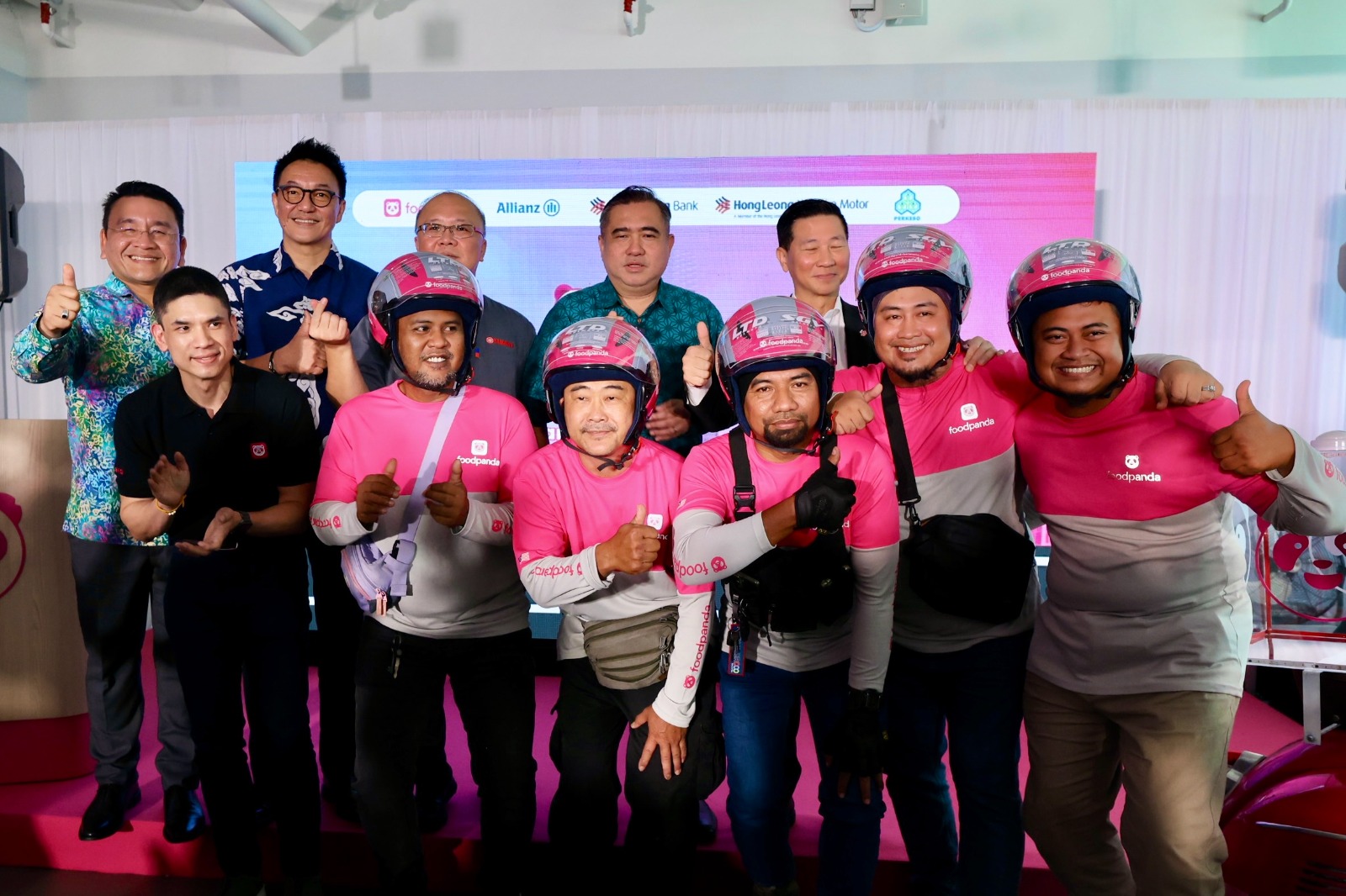 各嘉宾移交foodpanda头盔予外送员。后排左起为阿兹鲁安、黄伟强、吴伟滨、陆兆福和林世约；前排左为陈明禄。