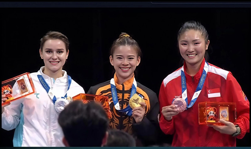 陈昌敏(中)力压拉蒂谢娃(左)和王雪苓,在女子南拳和南刀全能赛拿下大马第一金。