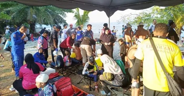 红土坎海滩肇罕见意外 30人遭水母蜇伤3人伤势严重