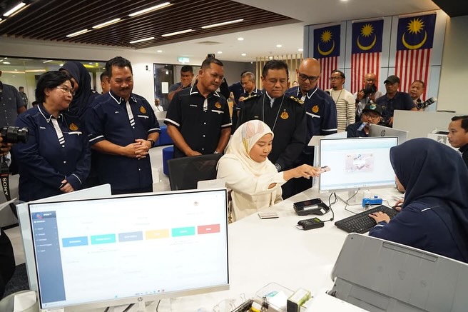 艾迪法德里(右二)等人巡视陆路交通局。