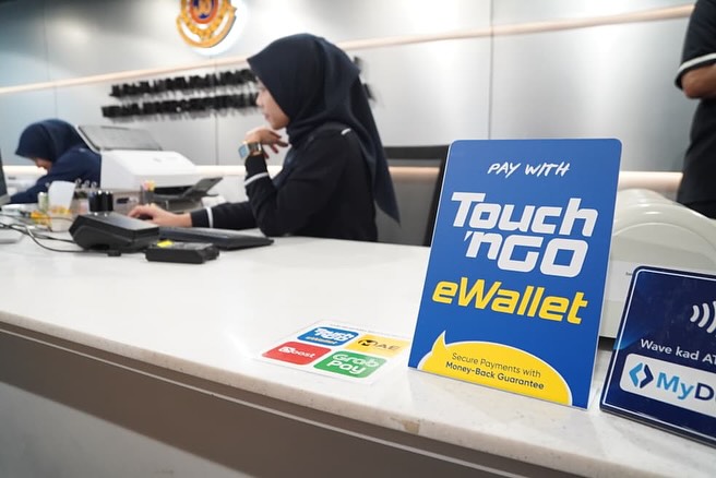 陆路交通局推出无现金支付服务。