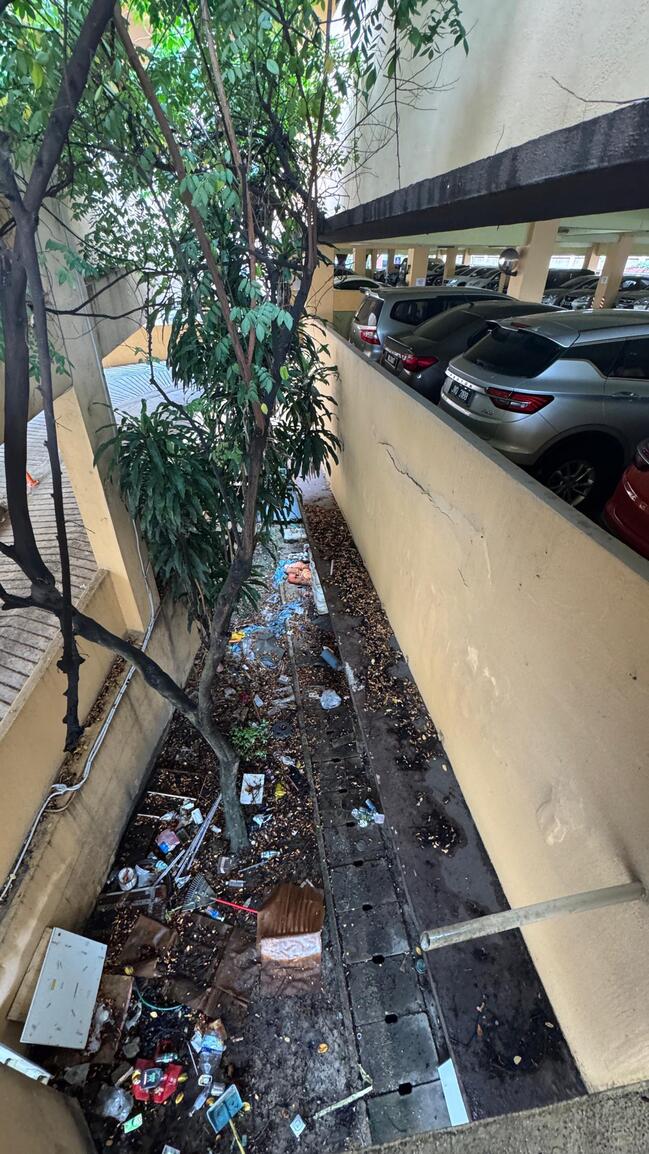 华联花园商业区的3层楼停车场，简直成了“垃圾堆”的缩影——恶臭熏天、污水横流！每天清晨，勤劳的安哥安娣们逛完早市，还得硬着头皮踩过满地的垃圾、甚至混杂粪尿的楼梯才能回车。这哪里是停车场？简直是卫生灾难区！最讽刺的是，早已向管理员反映多次，却石沉大海、毫无作为。至于YB和市政局？嗯……应该是“完全无关”你们的事吧？！