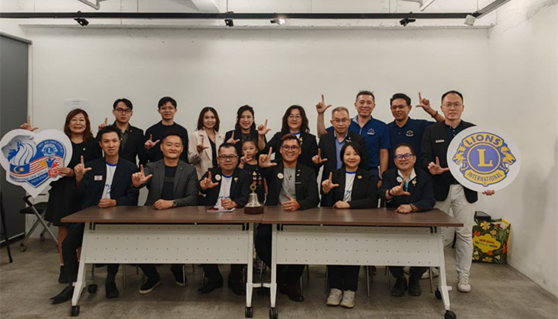 刘溢年（前排右三）带领伙伴团结一致，服务社区。左起为沈楗城、陈健文、蔡国祥、张秋婉及华运宗。