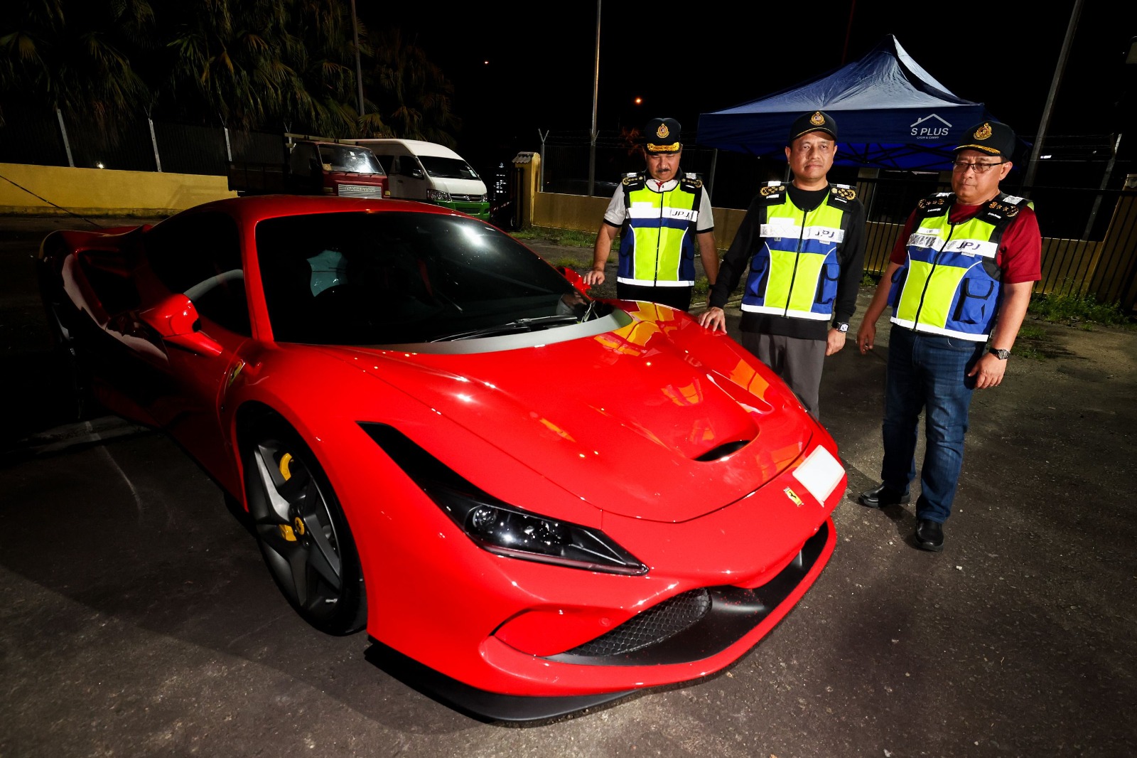 艾迪法德里(中)查看被扣查的法拉利