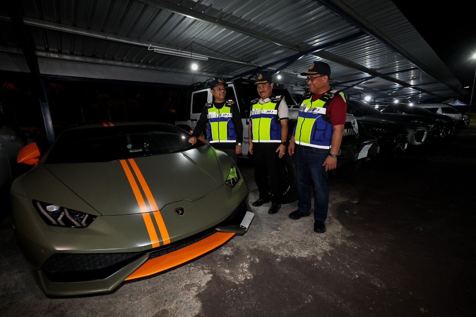 艾迪法德里(左)查看在“豪华行动”中被扣查的豪车