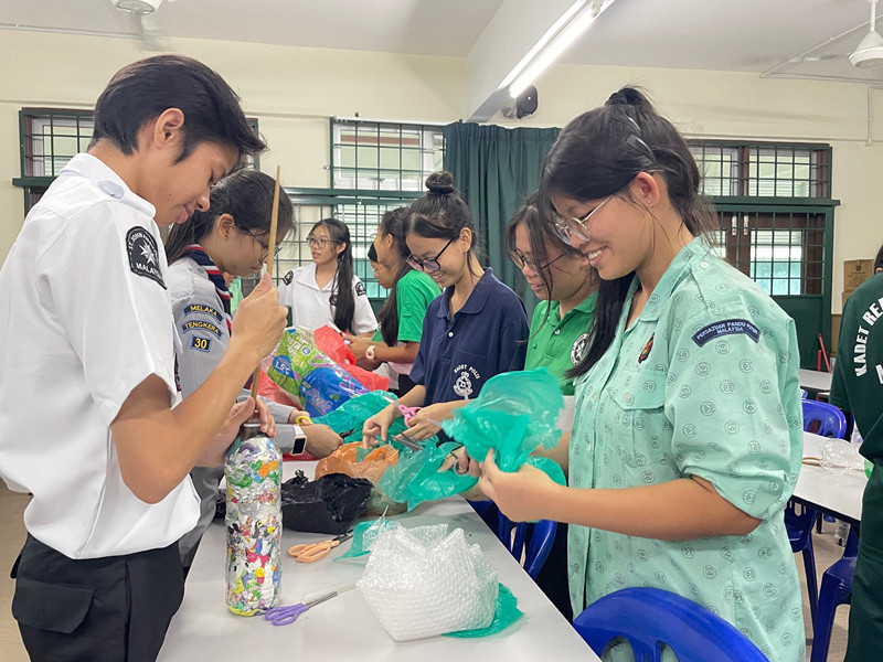 学生们齐心亲手为废弃物赋予“第二次生命”。