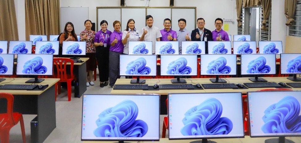 由黄家和协调、公益金赞助的40台电脑到位，蒲种培明华小师生接轨数字教育。右起为林靖汉、李汉文、丘钦瀚、蔡国源、司徒哲阳、章晓燕、林美英、杨美缘、杨绍意及林旻仪。