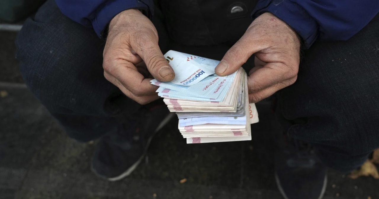 伊朗重启货币改革 国家货币里亚尔面额砍4个零