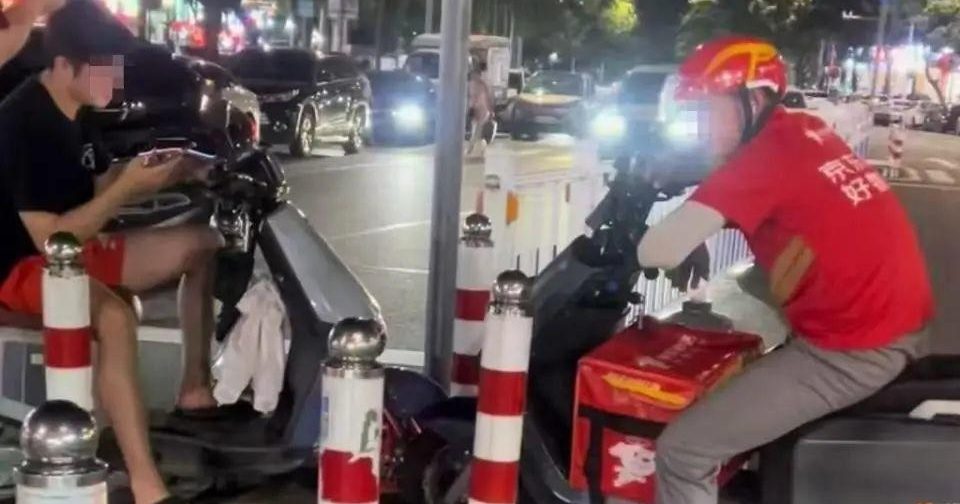 外送员及骑士马路对峙4小时 从白天僵持至夜晚