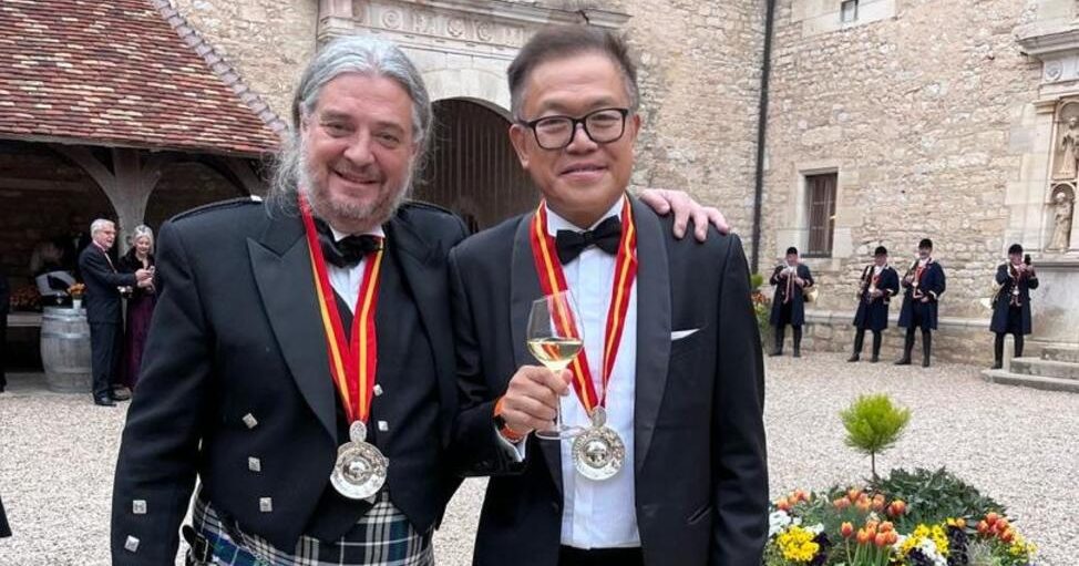 踏入法国酒文化殿堂 苏志伟封勃艮第“酒杯骑士”