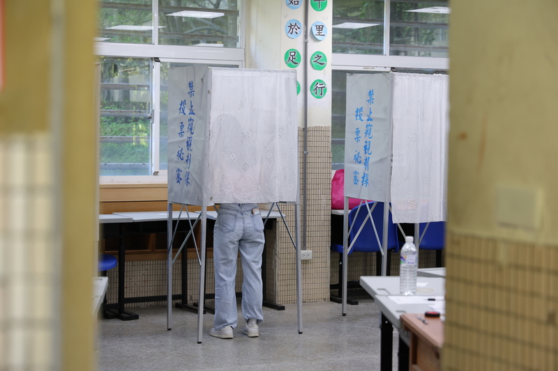 台湾第2波罢免案 台北市内湖区三民国中一早有民众前来投票