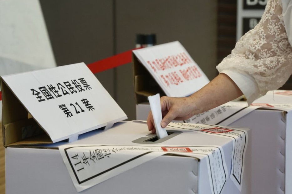 图为民众前往新北市投票所投下手中的一票。（中央社）