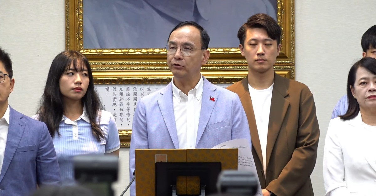 台湾国民党主席朱立伦(中)在记者会恳请卢秀燕接棒党主席。(优管@yourkmt)