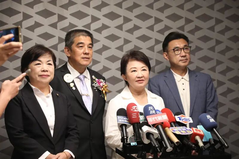 卢秀燕（右二）宣布不参选国民党主席。