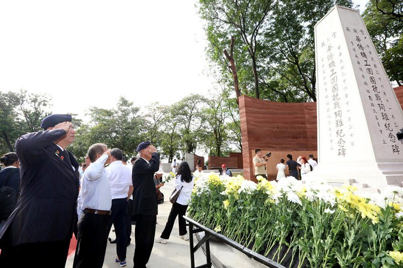 公祭者在纪念碑前向先辈行礼致敬。