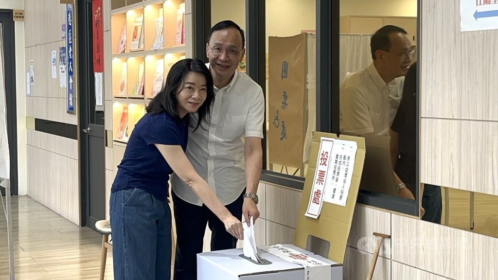 核三重启公投周六登场,朱立伦(右)上午在太太陪同下,回桃园八德投票。