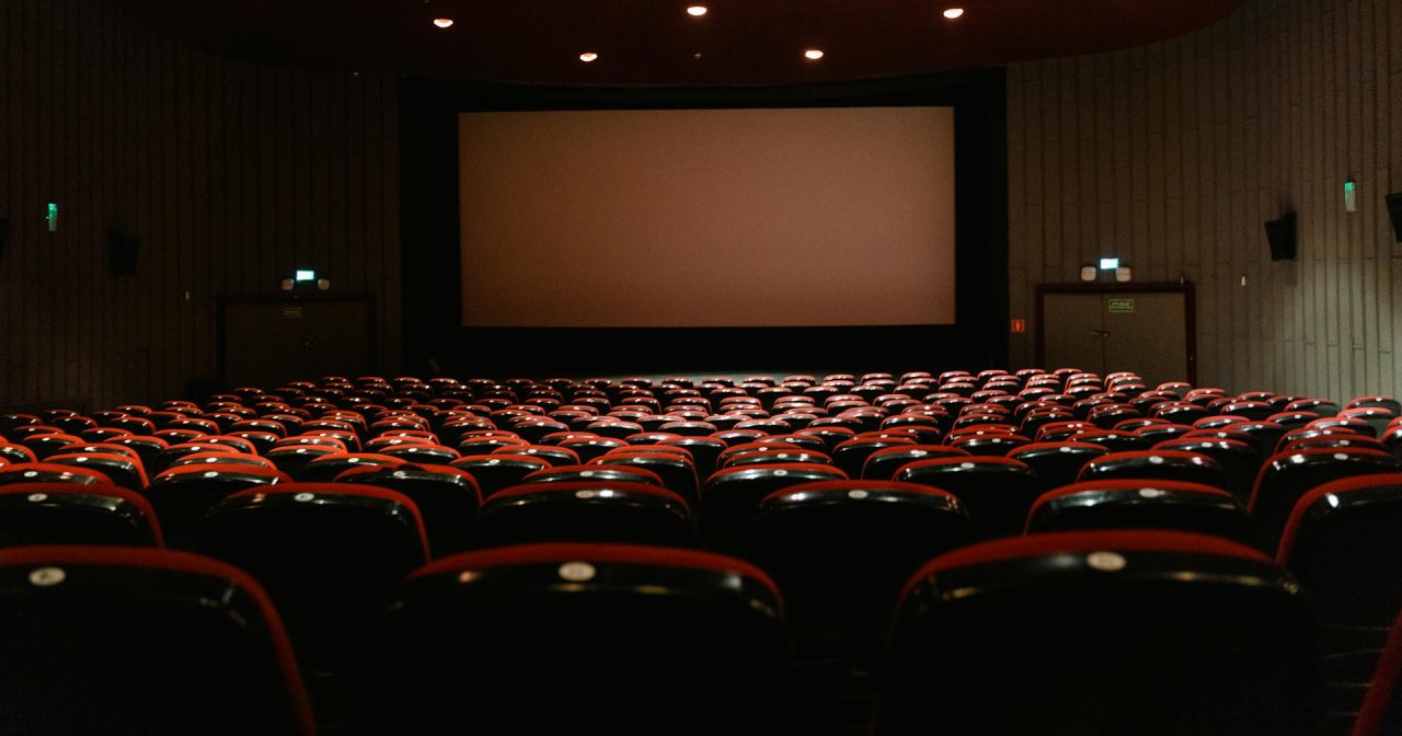 仿效登嘉楼灯光不调暗 玻璃市拟电影院男女分开坐