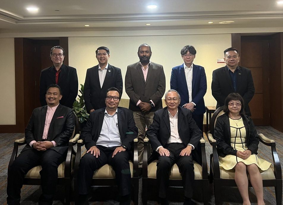 沙里艾德(坐者左起)、莫哈末纳哈、王国苏、艾斯特、何俊伟(站者左起)、纳格斯瓦兰、艾伦及彭庆瑞等出席会议。