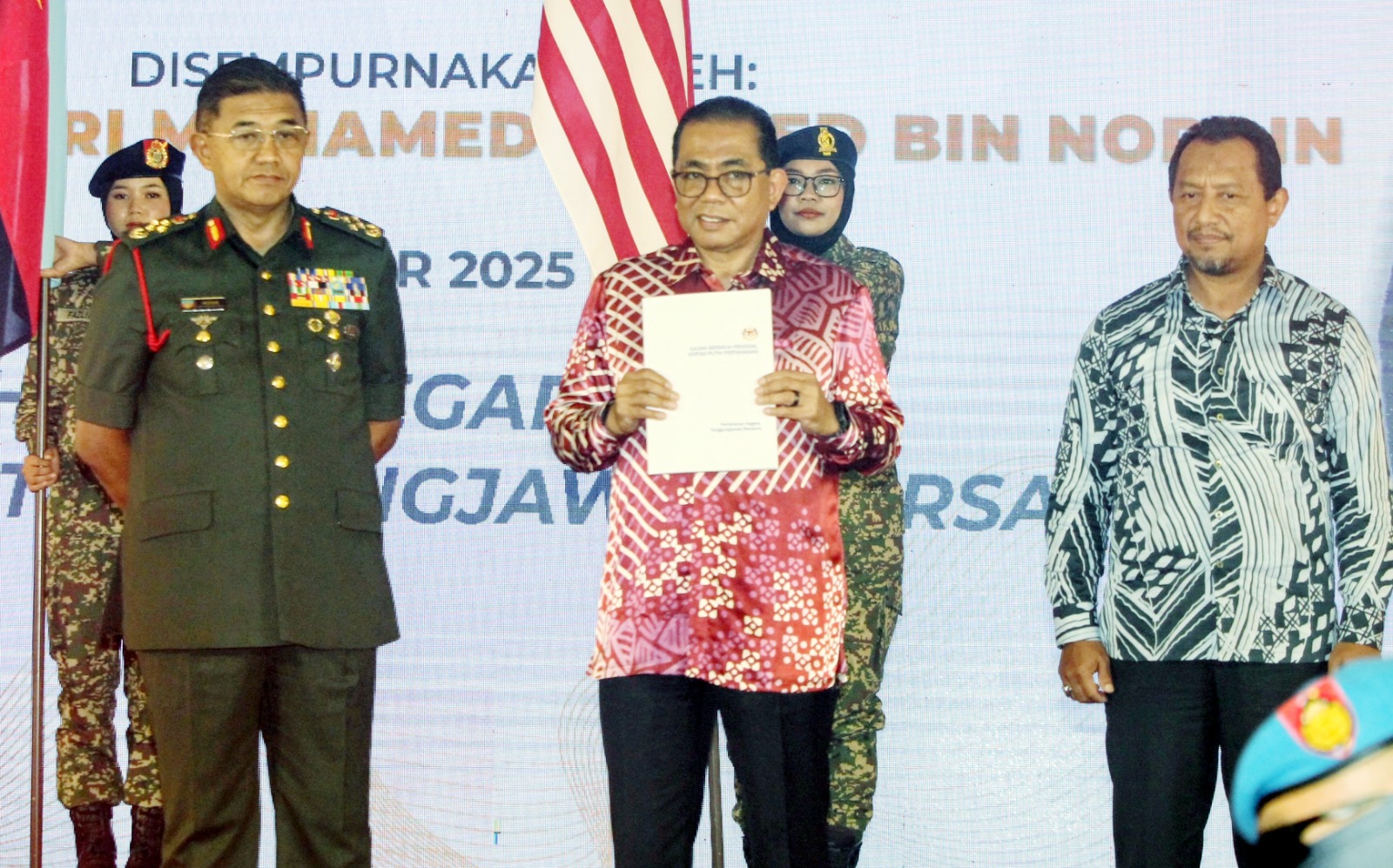 卡立诺丁指我国迫切需要加强国家的网络防御能力。左为莫哈末尼占,右为洛曼。