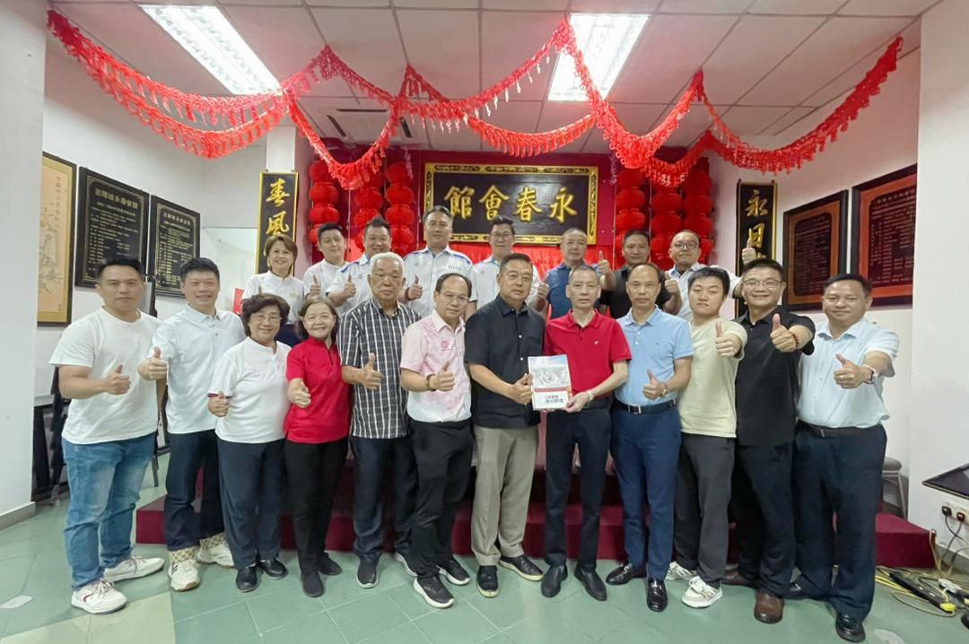 黄春祥（前排左七）赠送纪念品给尤清甲。前排左起为兰金星、张金虎、林雅伴、陈秀环、陈金地及郑敬祥；前排右起为尤金体、姚金锥、陈体樵及陈礼桐。