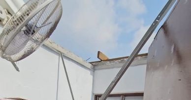 暴风雨袭隆市 组屋掀顶飞砸15车