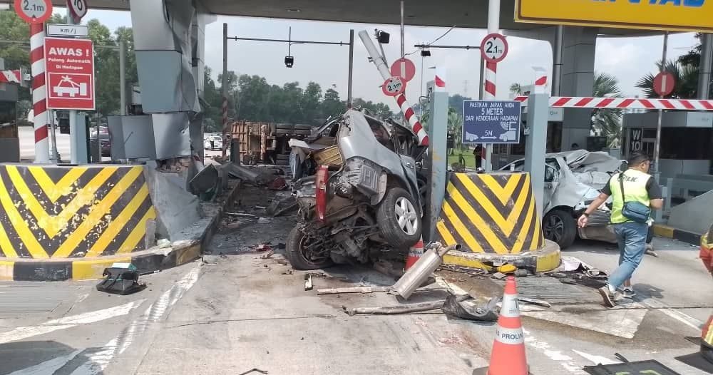 罗里撞收费站男婴抛车底死 司机称制动器失灵跳车