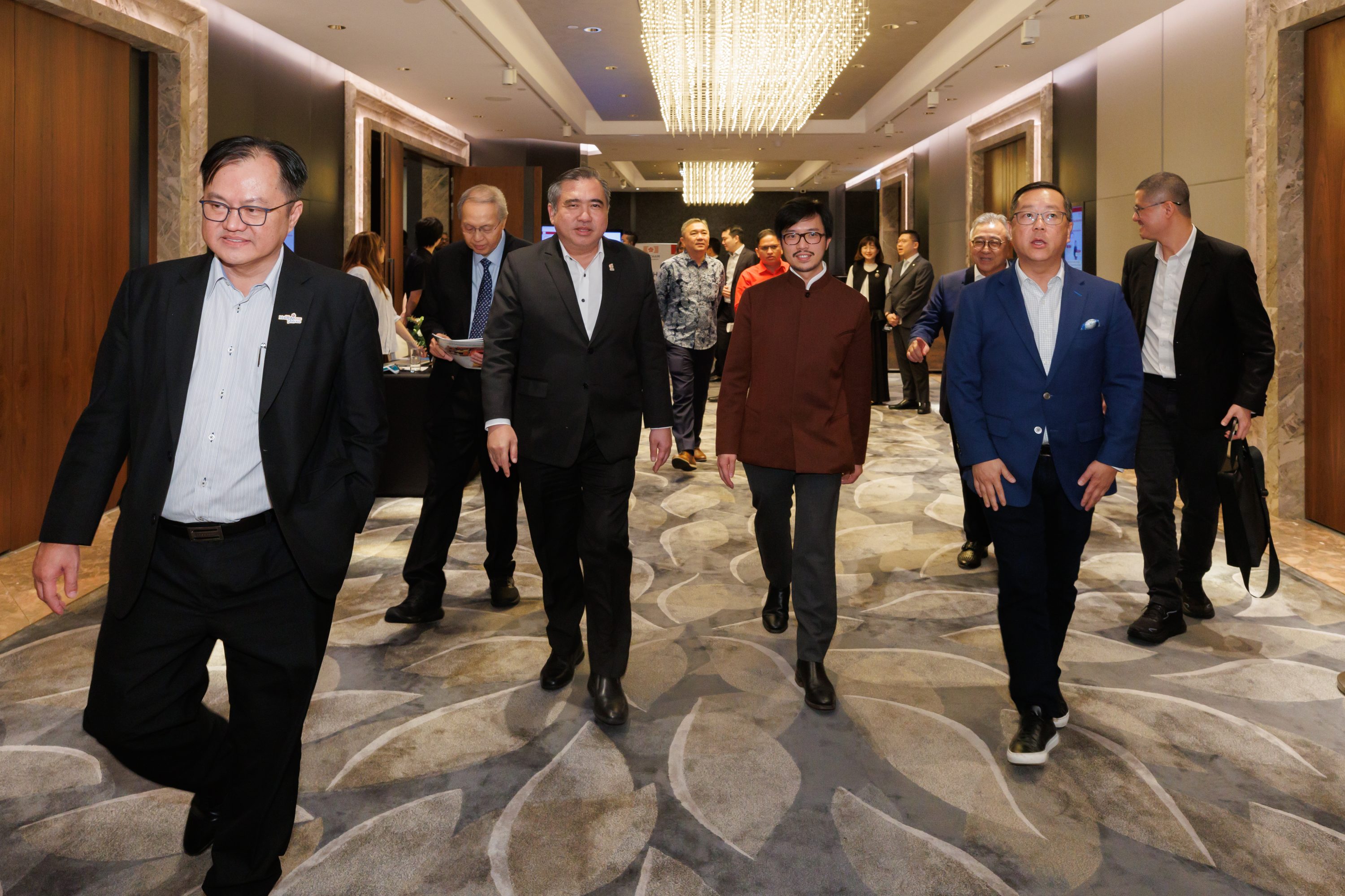 陆兆福（左二）在港澳马来西亚商会领导陪同下，进入活动会场。