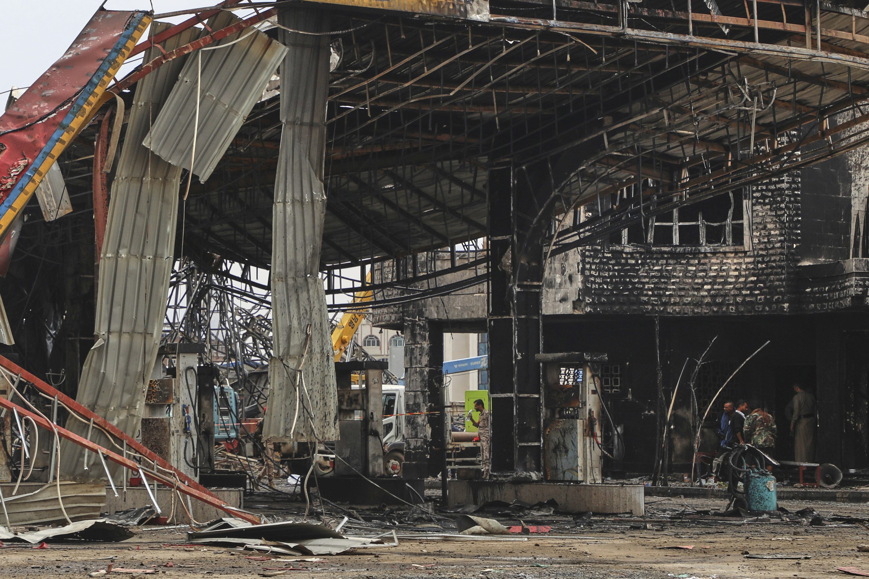 萨那一所在以军空袭中被炸毁的加油站