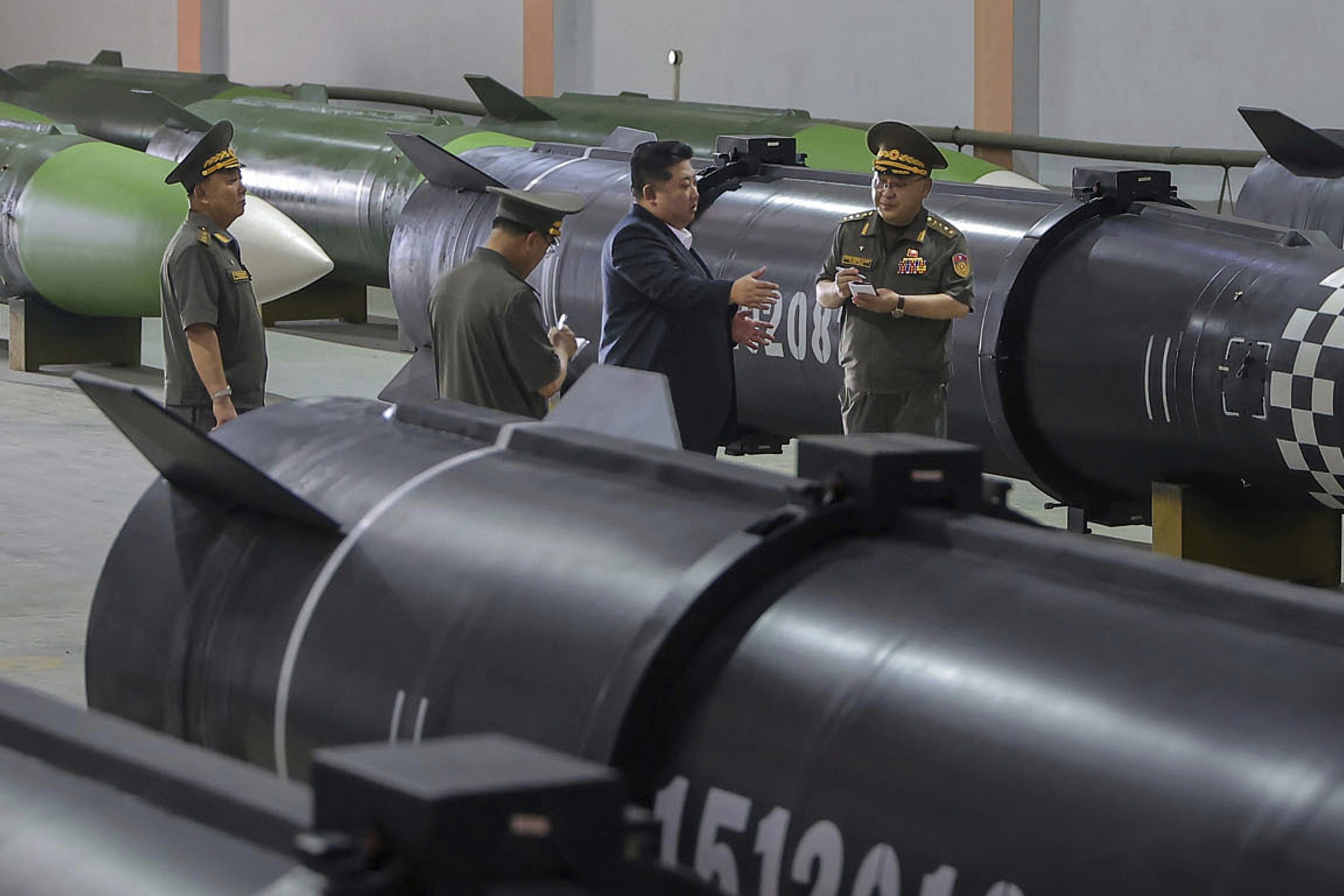 金正恩视察朝鲜导弹军工厂