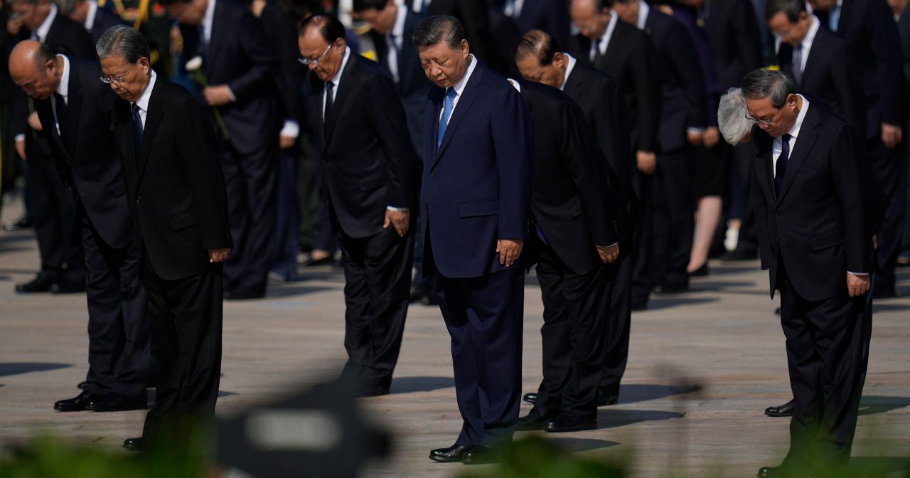 中国烈士纪念日 习近平等领导人向人民英雄敬献花篮