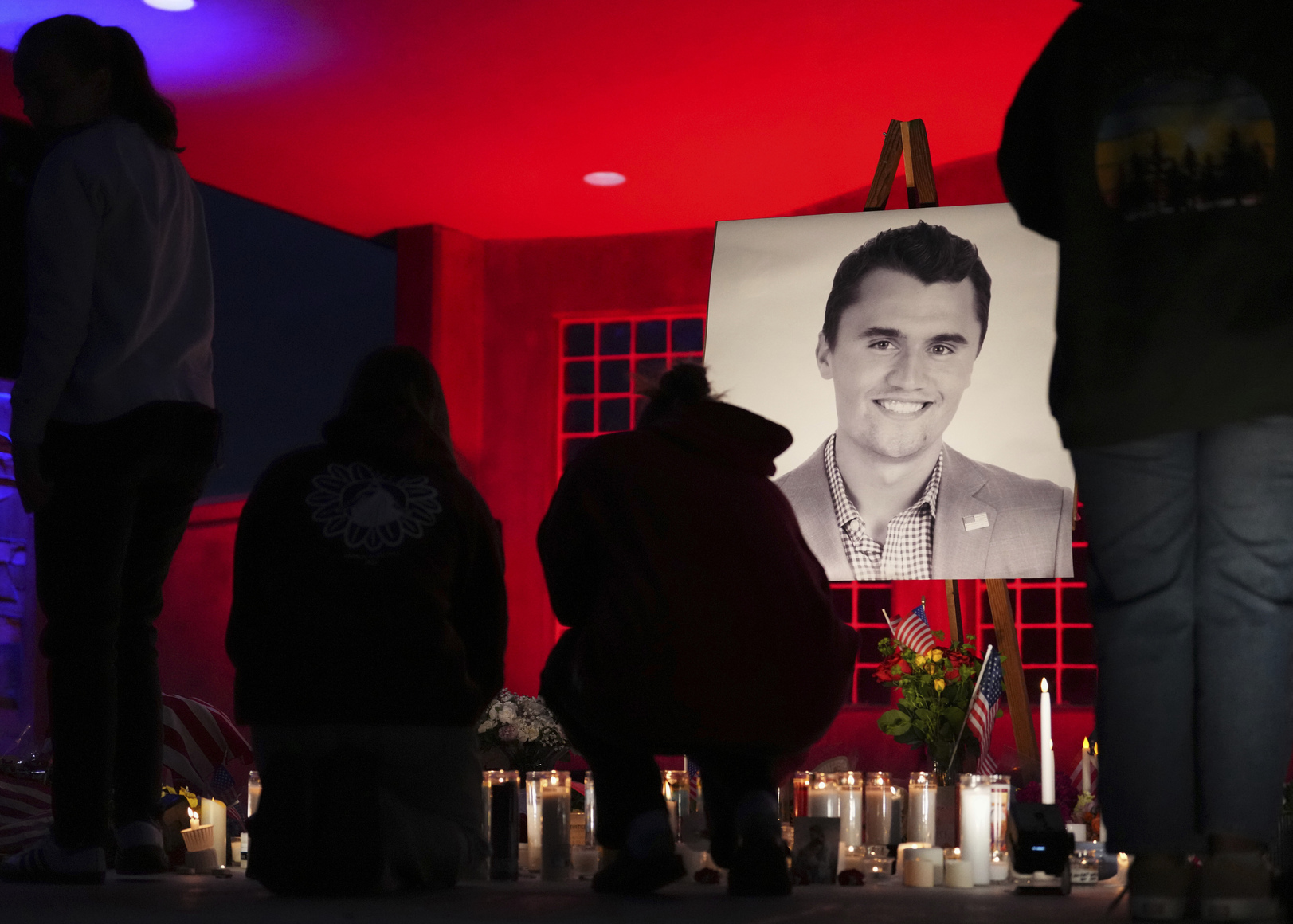 在犹他州奥勒姆市星期四晚举行的守夜活动,民众点燃烛光悼念遭枪击身亡的柯克。
