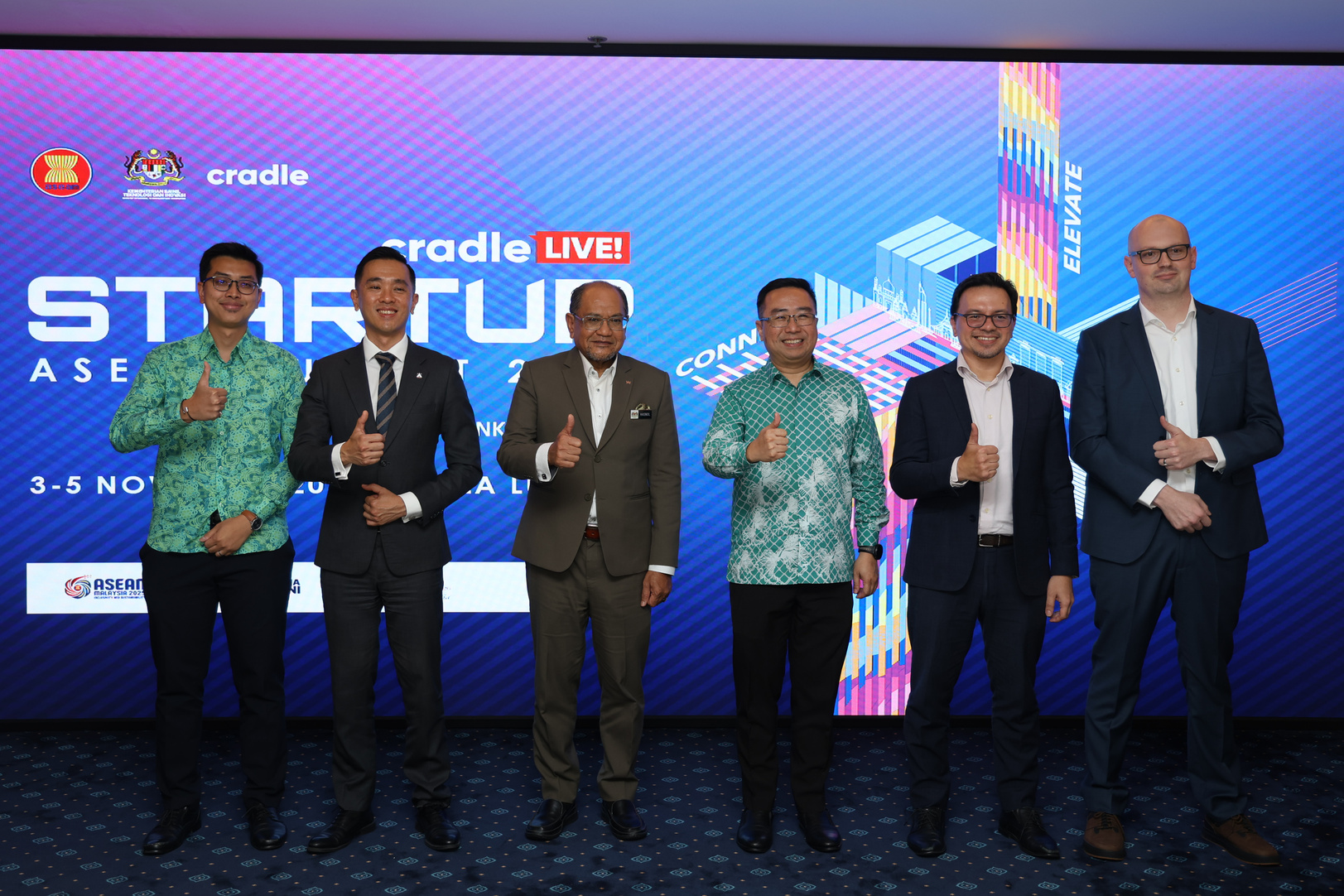 嘉宾为“Cradle LIVE!2025年东盟初创峰会”主持推介礼。左起为亚菲依斯迈占、沈伟文、哈斯诺占占、郑立慷、诺曼马修和赛尼加贝奇。