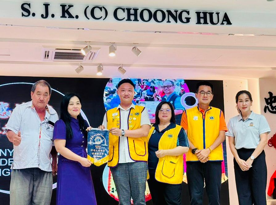 雪州狮子会滥用毒品醒觉运动,校方赠送锦旗予联办单位,以此表达谢意。