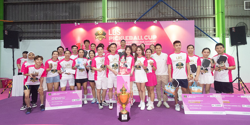 林福源与各组别冠军共享荣誉与喜悦。