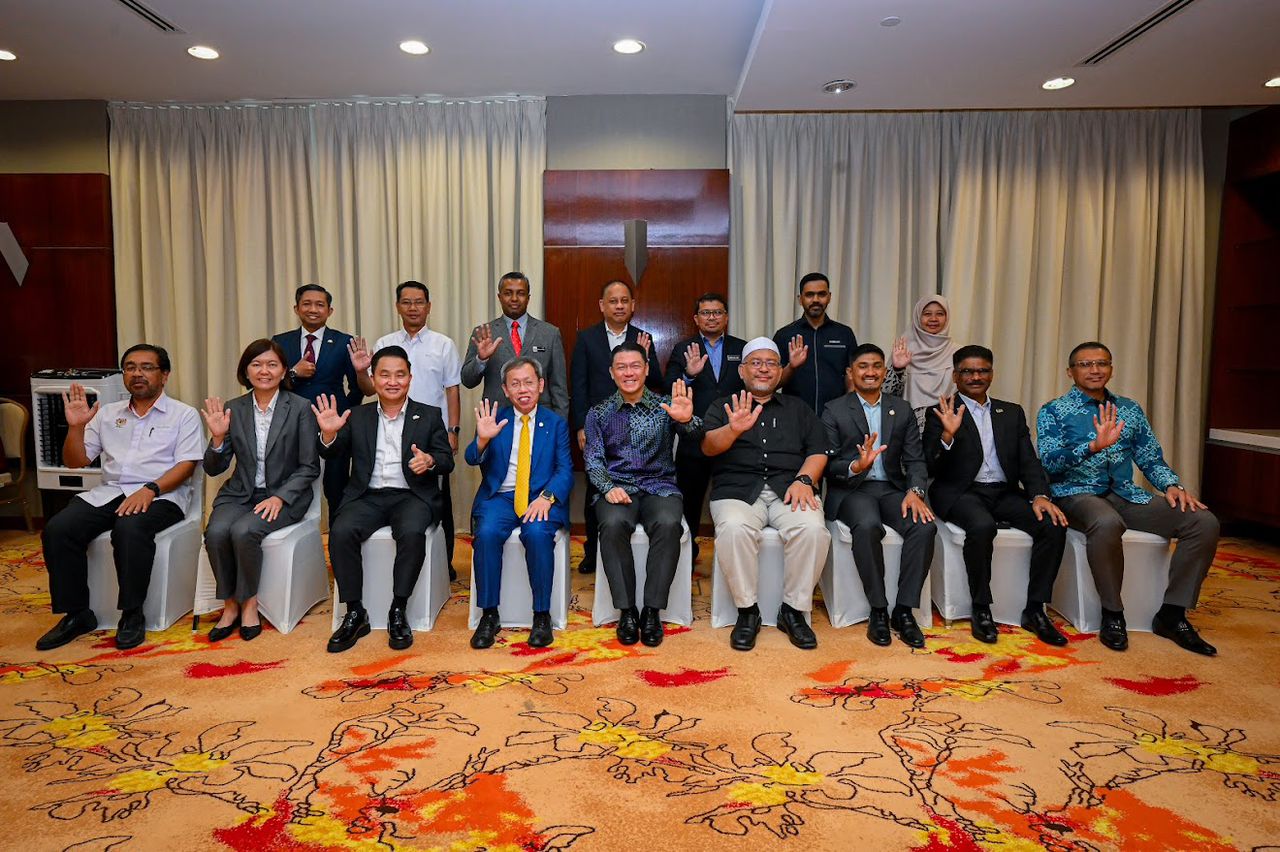 倪可敏（坐者左五）与全国地方政府行政议员理事会议的行政议员合影，左二起为黄诗倩、黄瑞林及沈桂贤；右二为山达拉祖。