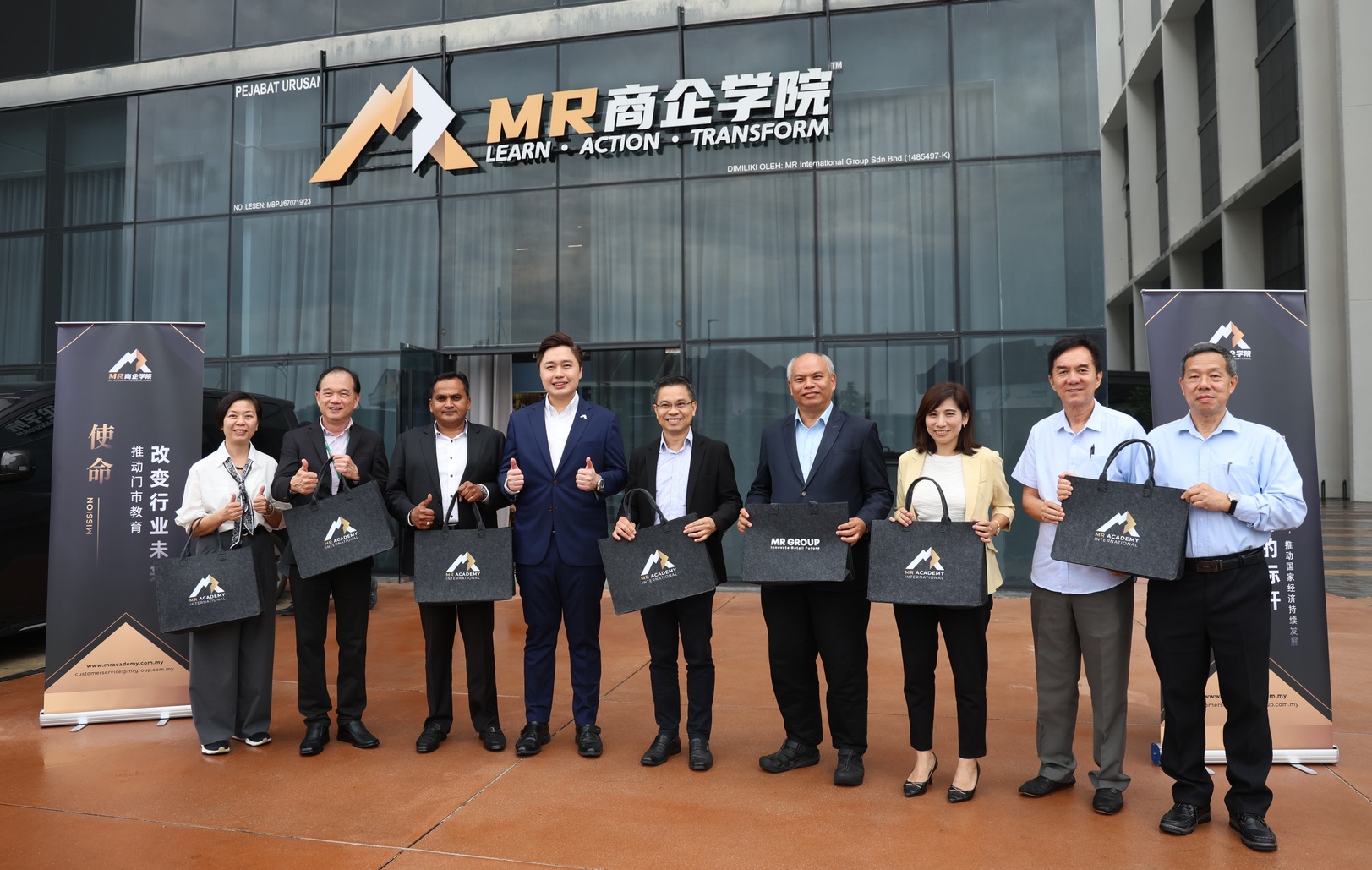 金鹰奖评审团实地考察MR商企学院，对该公司在零售教育与企业转型上的成果表示赞赏。左起为冼慧欣、刘鸿辉、迪鲁纳卡拉苏、周派豪、蔡兆源、阿米尔韩扎、罗依薇、黎兆明及傅德发。