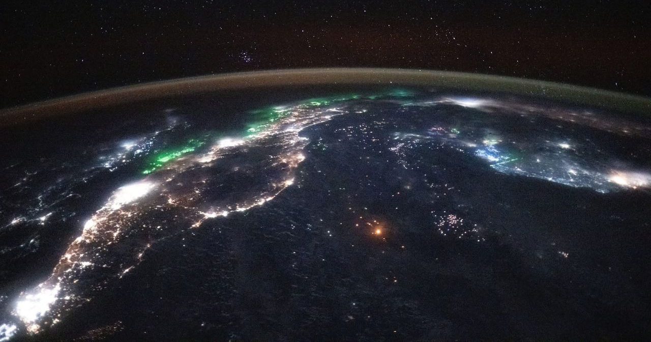 NASA宇航员拍下太空照 大马半岛宛如宝石闪耀夜空