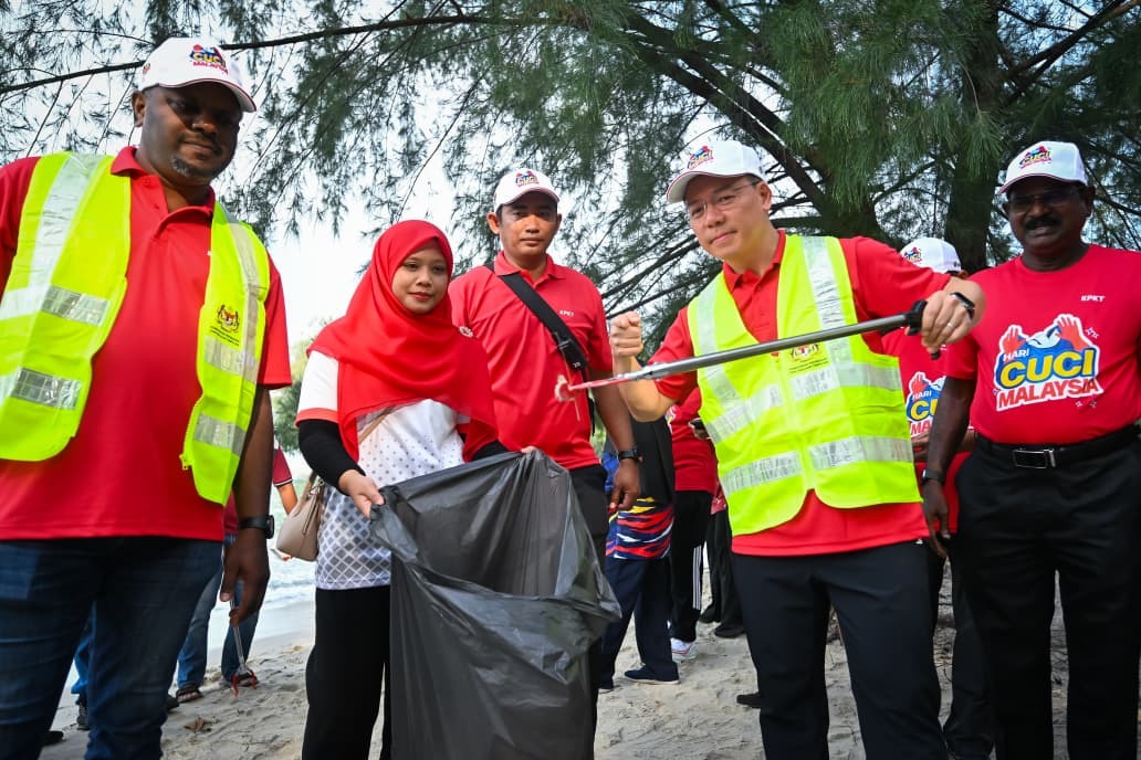 倪可敏(右二)与参与者一起清理波德申海滩上的垃圾。