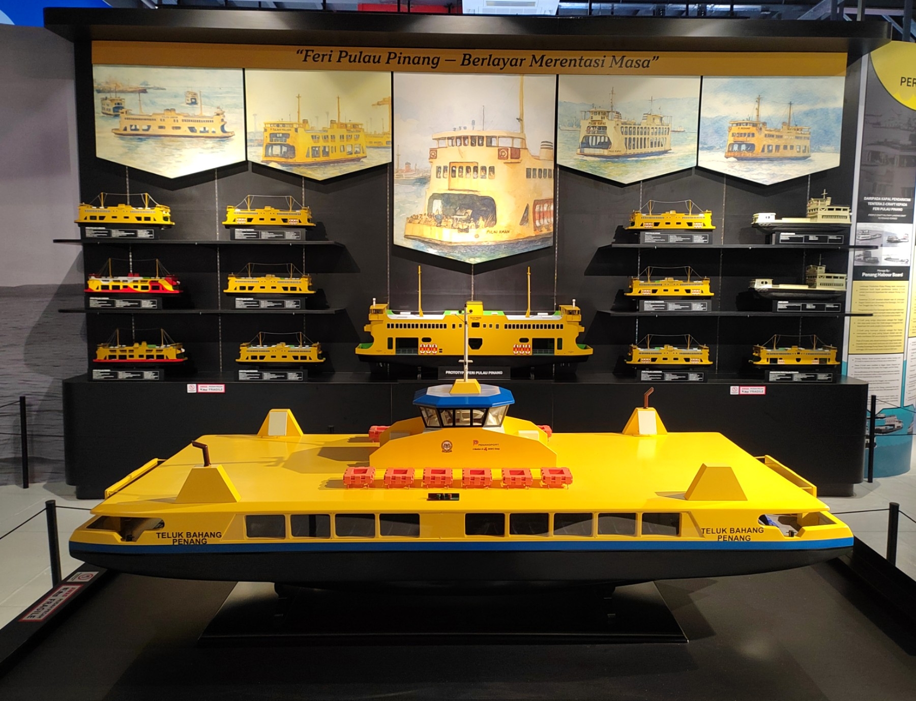 馆内展示自1893年以来的各年代渡轮模型，串联起跨越百年的航运发展史。