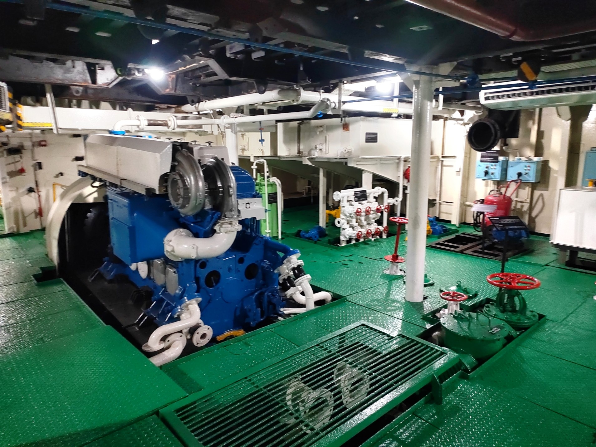 退役渡轮改造为四层展馆，开放引擎室与时光走廊，让访客沉浸式回顾昔日风华。