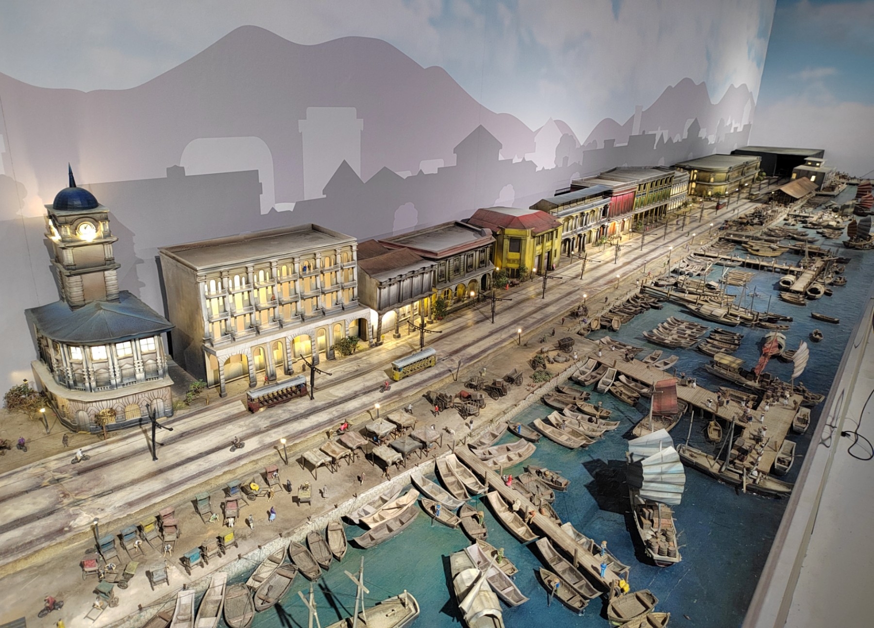 馆内设有时光走廊、放映室与各年代渡轮模型，完整呈现自1893年以来的渡轮发展史