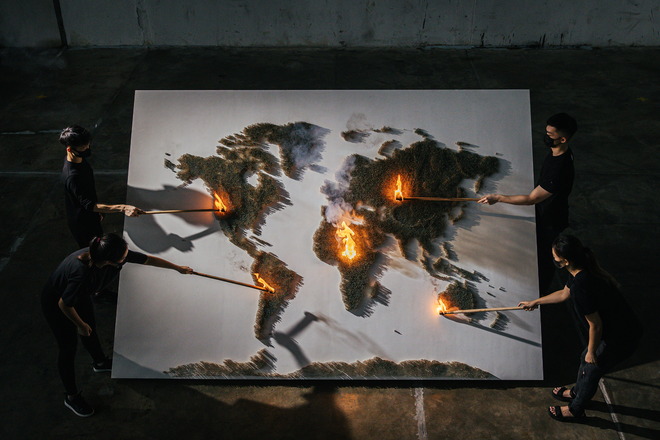 当代艺术家康怡(Red Hong Yi)