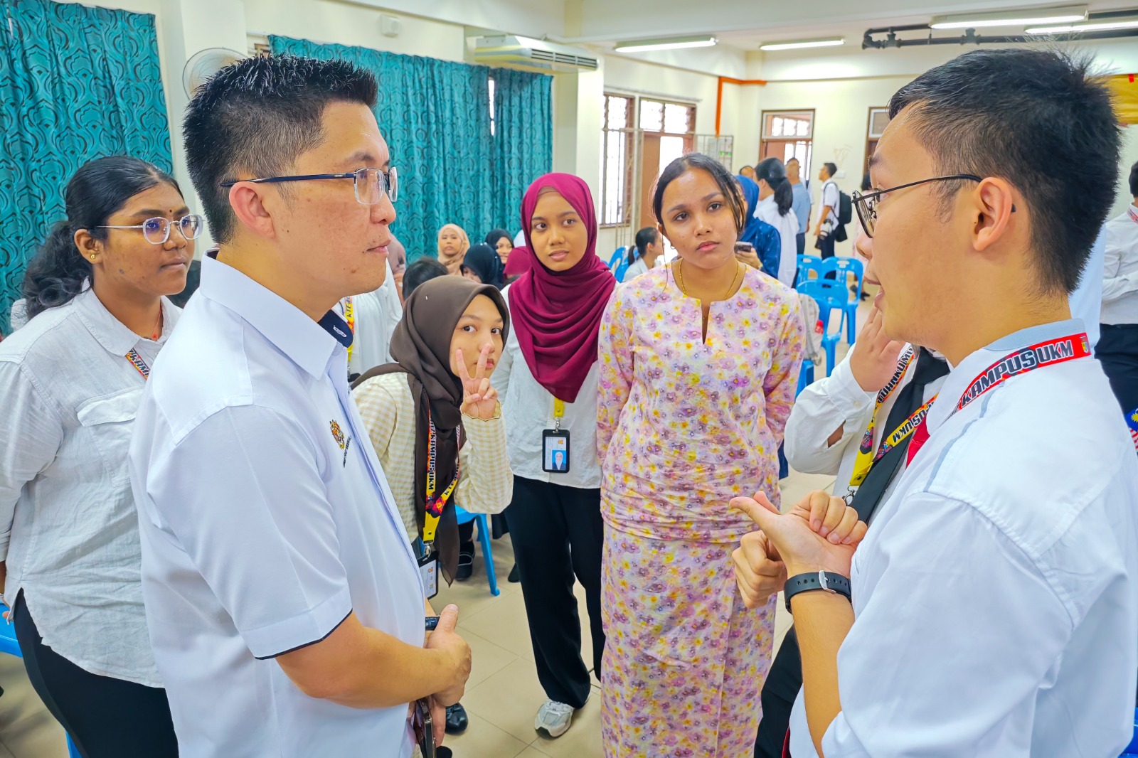 黄家和(左)与中六学生会面交流。