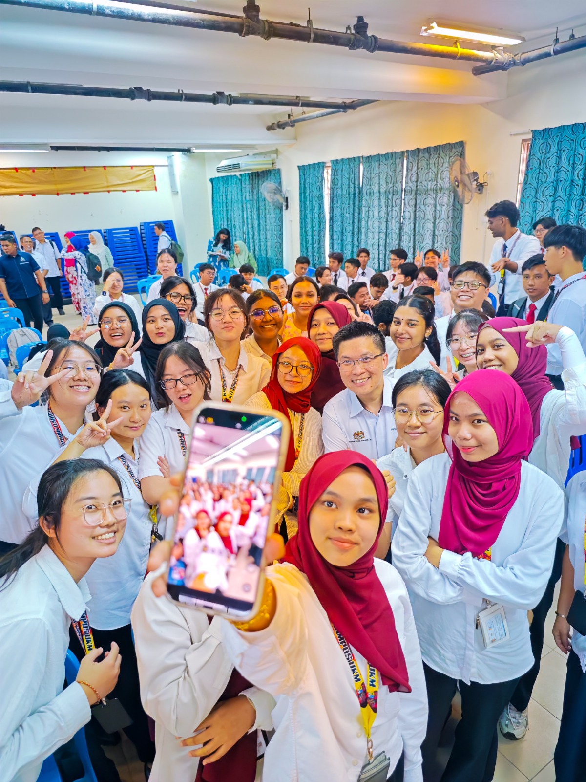 黄家和与中六学生合影。